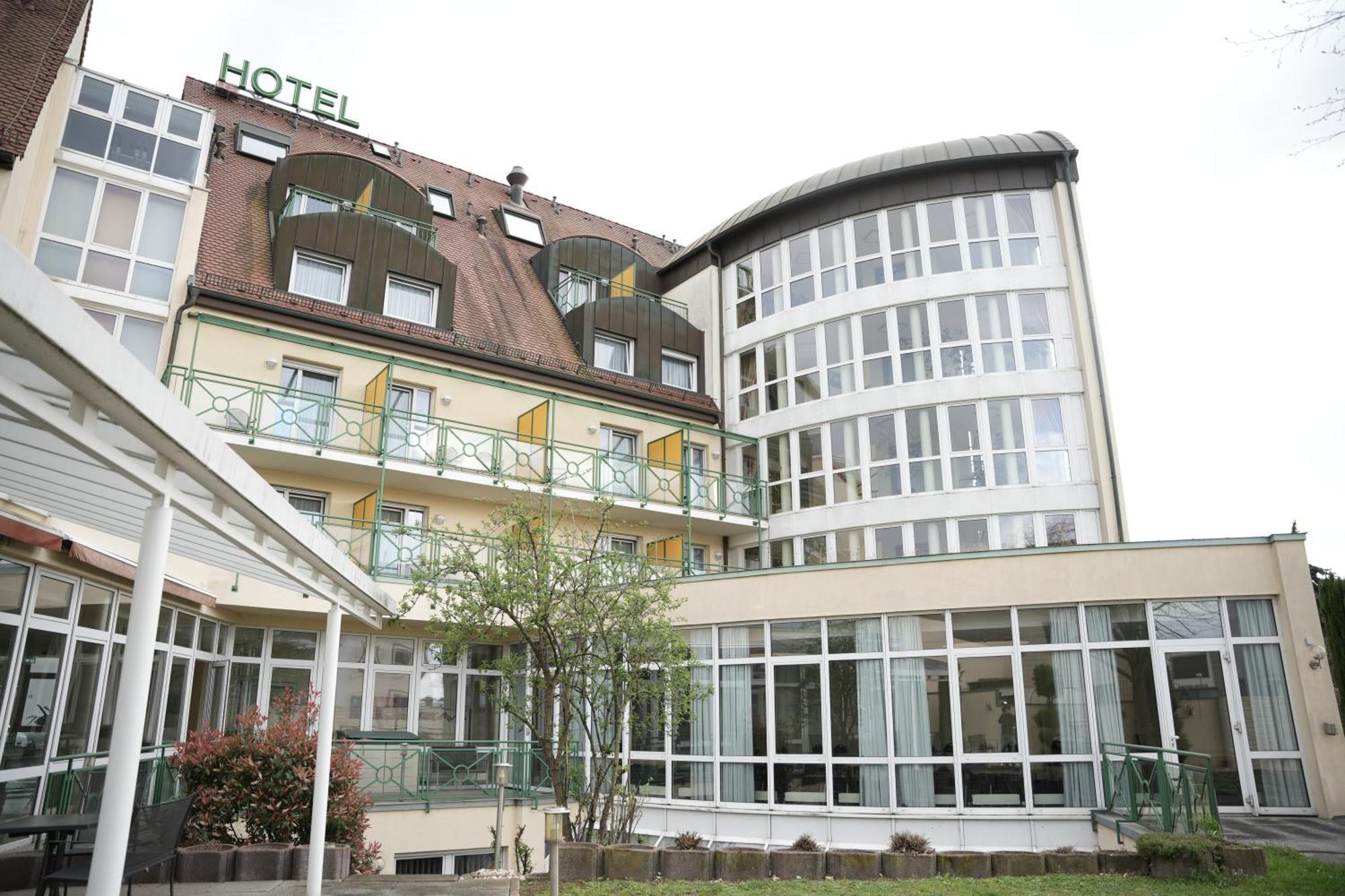 Weber Hotel MHG Exterior photo